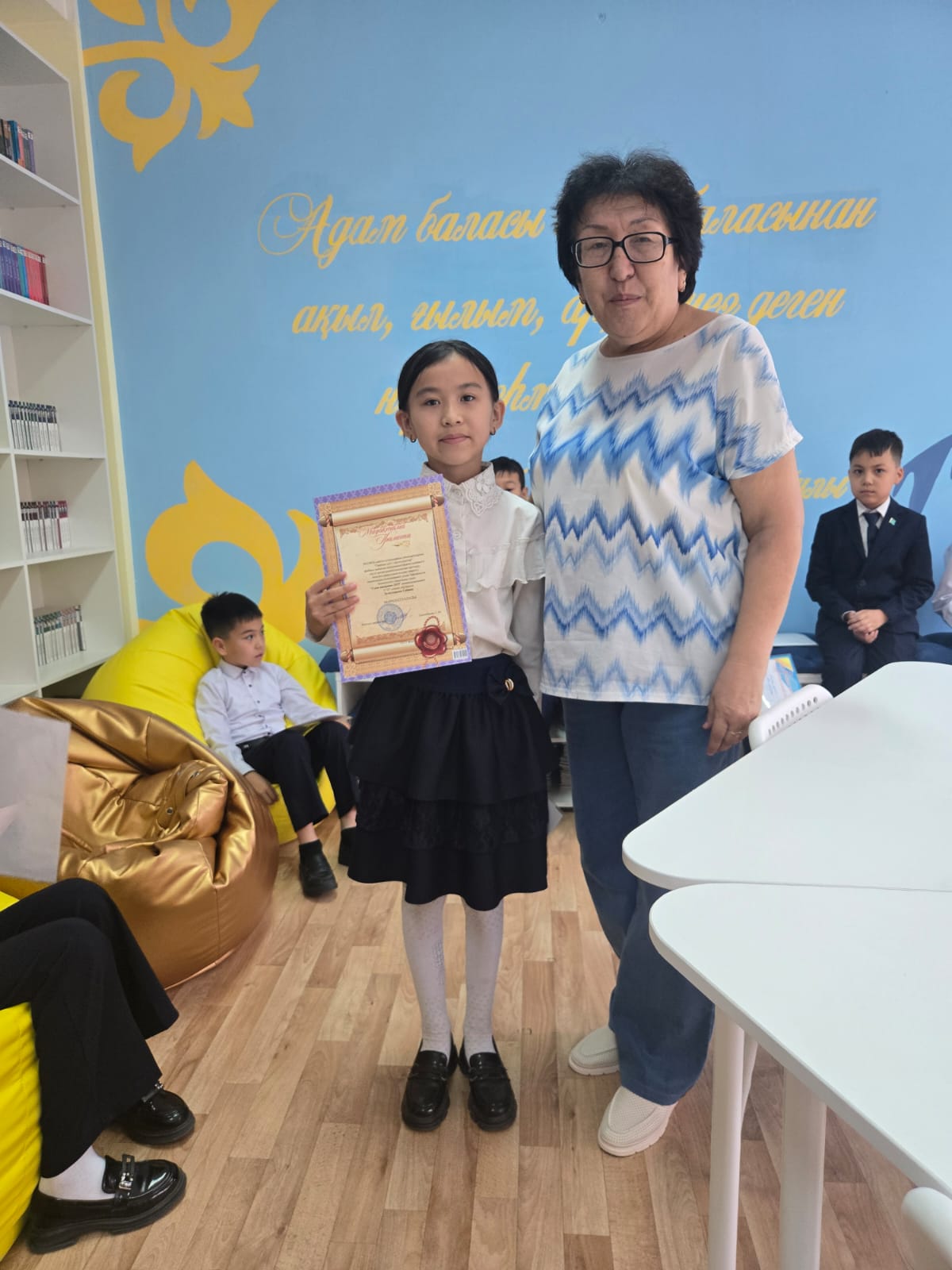 Үздік  оқырманды марапаттау сәті.